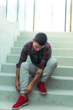 Şık adam kamera önünde poz