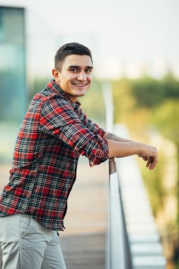 Şık adam kamera önünde poz