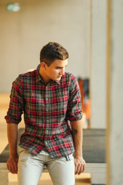 Şık adam kamera önünde poz