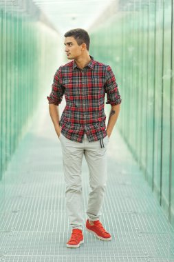 Şık adam kamera önünde poz