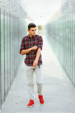 Şık adam kamera önünde poz