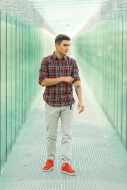 Şık adam kamera önünde poz