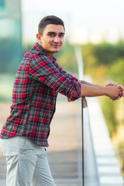 Şık adam kamera önünde poz