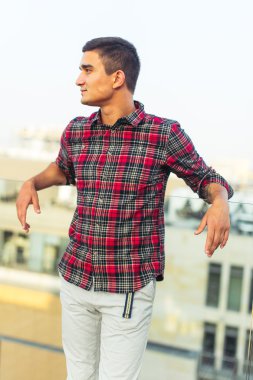 Şık adam kamera önünde poz