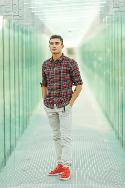 Şık adam kamera önünde poz