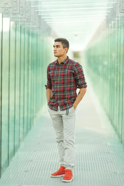 Şık adam kamera önünde poz