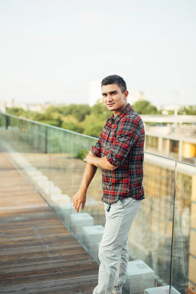 Şık adam kamera önünde poz