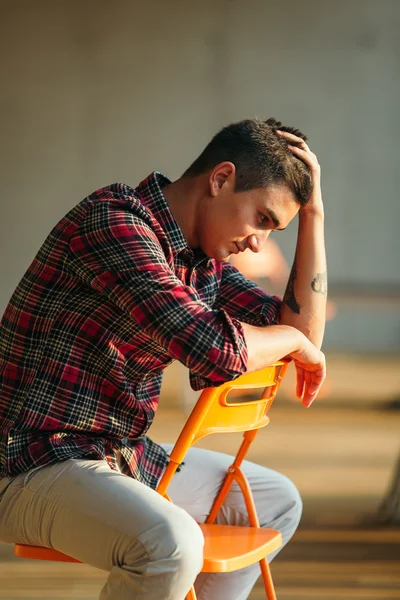 Şık adam kamera önünde poz