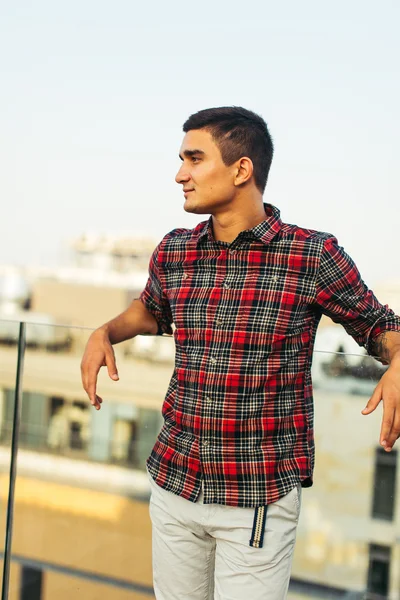 Şık adam kamera önünde poz