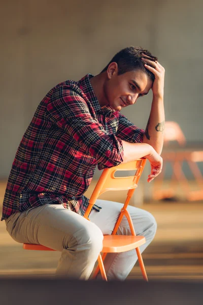 Şık adam kamera önünde poz