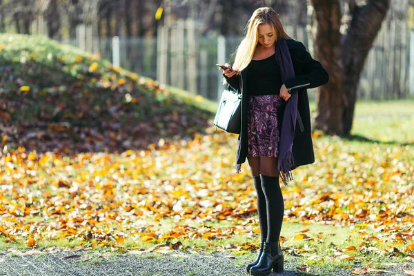 Femme blonde marchant dans le fond du parc — Photo