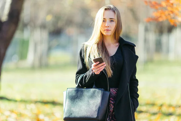 Park arka planda yürüyen sarışın kadın