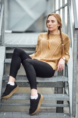 Sarışın kız sutting yere