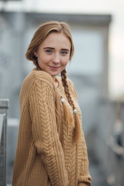 Güzel sarışın kız portresi