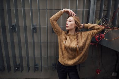 Güzel sarışın kız portresi