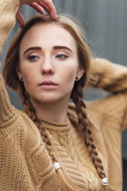 Güzel sarışın kız portresi