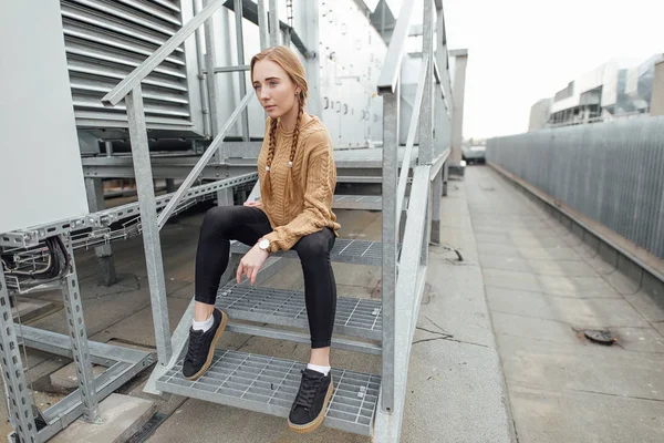 Blonde girl sutting on the ground — Stock Photo, Image