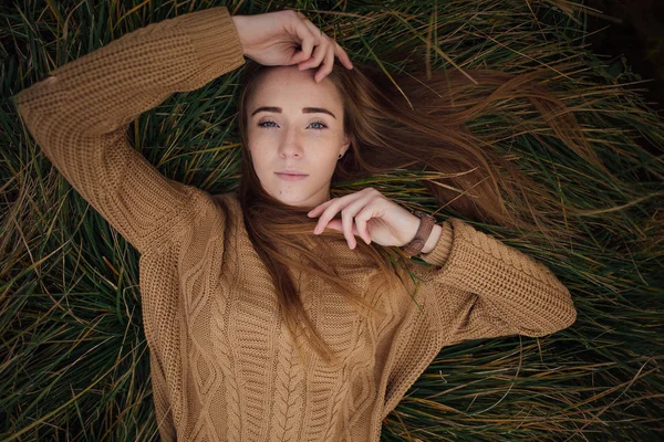 Szőke haj nő feküdt a fűben — Stock Fotó