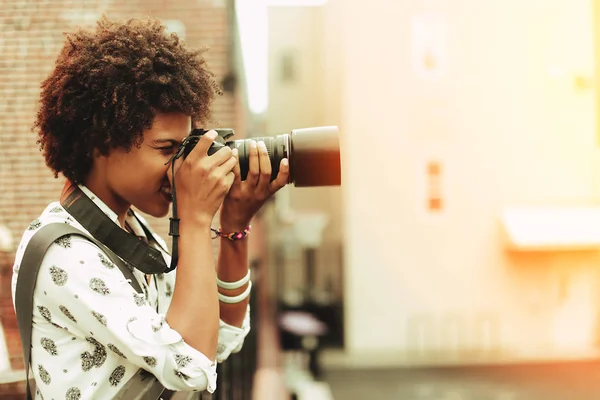 Dominikaaninen kaunis tyttö ottaa kuvia — kuvapankkivalokuva