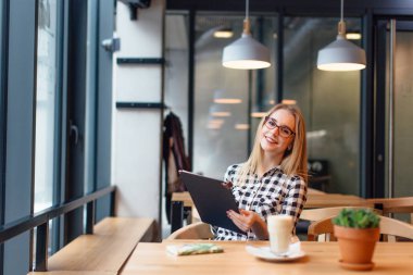 Cafe yer sandalyede oturan sarışın busuness kadın