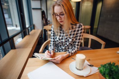Cafe yer sandalyede oturan sarışın busuness kadın
