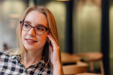 Cafe yer sandalyede oturan sarışın busuness kadın