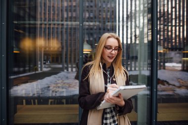 Gazeteleri dışında bakarak genç iş kadını
