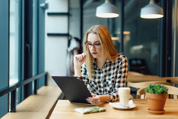 Blonde busuness woman sitting on the chair in cafe place — Stock Photo, Image