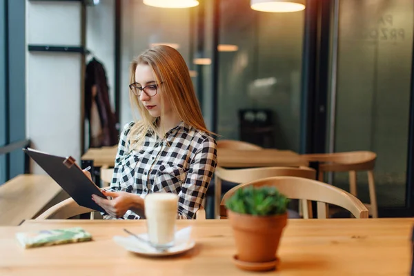 Rubia mujer de negocios sentada en la silla en el lugar de la cafetería —  Fotos de Stock