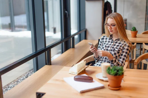 Busuness blond kobieta siedzi na krześle w miejscu café — Zdjęcie stockowe