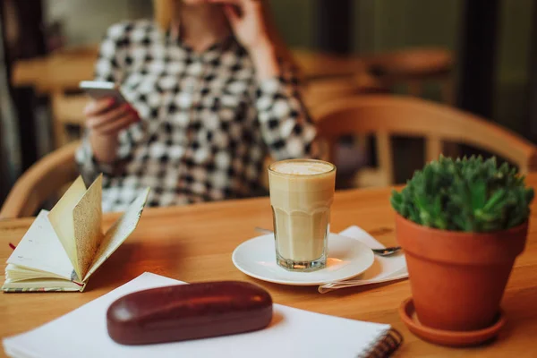 Zbliżenie na ręce kobieta sporządzać notatki w kawiarni — Zdjęcie stockowe