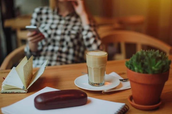 Zbliżenie na ręce kobieta sporządzać notatki w kawiarni — Zdjęcie stockowe