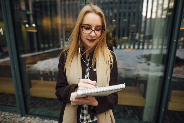 Молодая деловая женщина просматривает газеты снаружи — стоковое фото