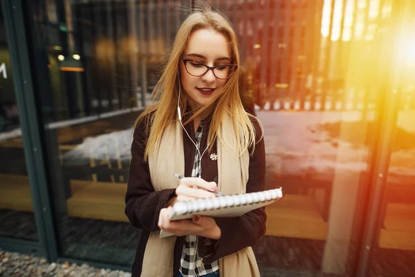 Young business woman looking through the papers outside — Stock Photo, Image
