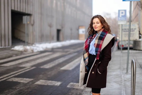 Mujer bonita caminando por la calle — Foto de Stock