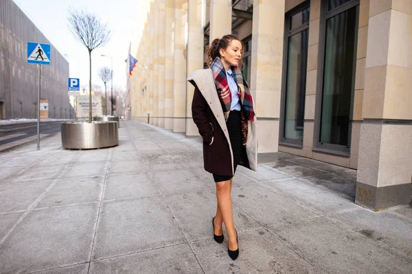 Jolie femme marchant dans la rue — Photo