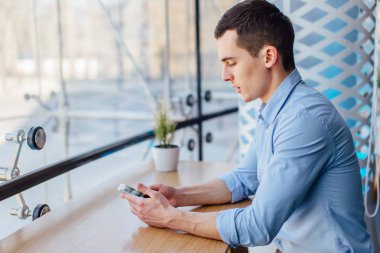 Telefonunu yazarak işadamı arka plan bulanıklık