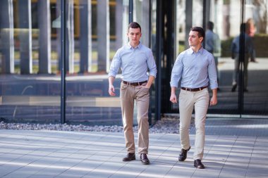 Yürüyüş ve sokak c ile iş söz iki işadamı