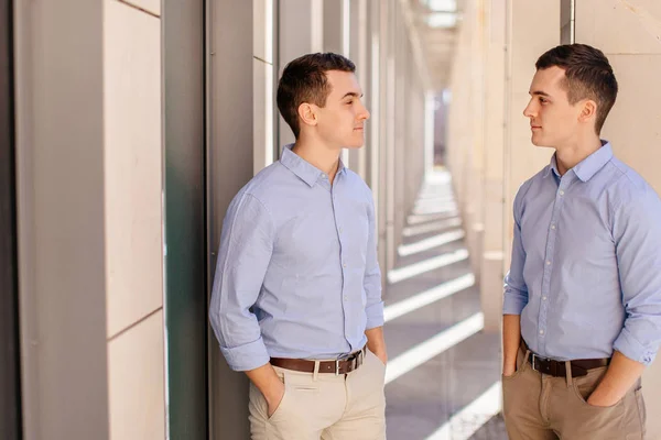 Deux hommes d'affaires parlent affaires avec street city blur bac — Photo