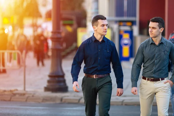 Deux hommes d'affaires marchant dans la rue et parlant avec flou de la ville — Photo