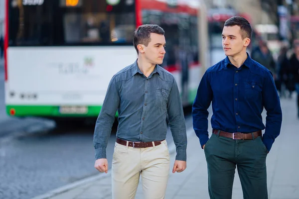 Deux hommes d'affaires marchant dans la rue et parlant avec flou de la ville — Photo
