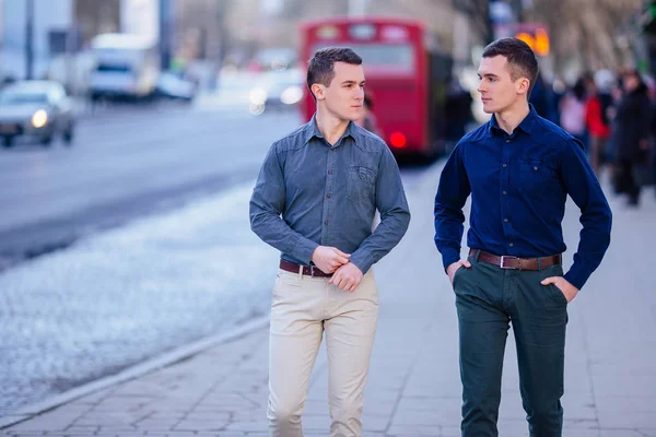 Deux hommes d'affaires marchant dans la rue et parlant avec flou de la ville — Photo