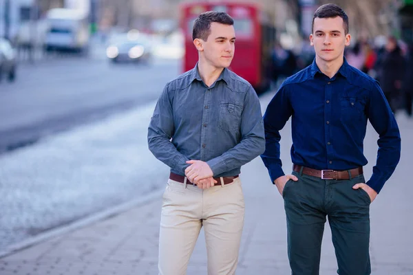 Deux hommes d'affaires marchant dans la rue et parlant avec flou de la ville — Photo