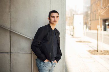 Modern adam açık havada beyaz arka plan ile ayakta