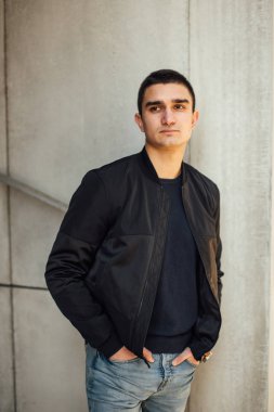 Modern adam açık havada beyaz arka plan ile ayakta