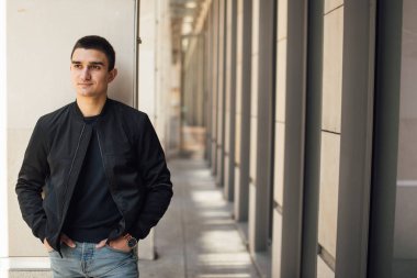 Modern adam açık havada beyaz arka plan ile ayakta