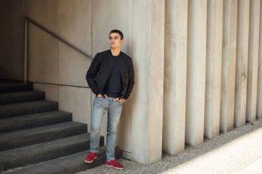 Modern adam açık havada beyaz arka plan ile ayakta