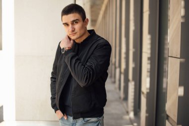 Modern adam açık havada beyaz arka plan ile ayakta