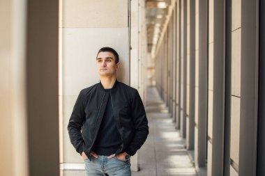 Modern adam açık havada beyaz arka plan ile ayakta