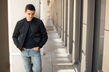 Modern adam açık havada beyaz arka plan ile ayakta